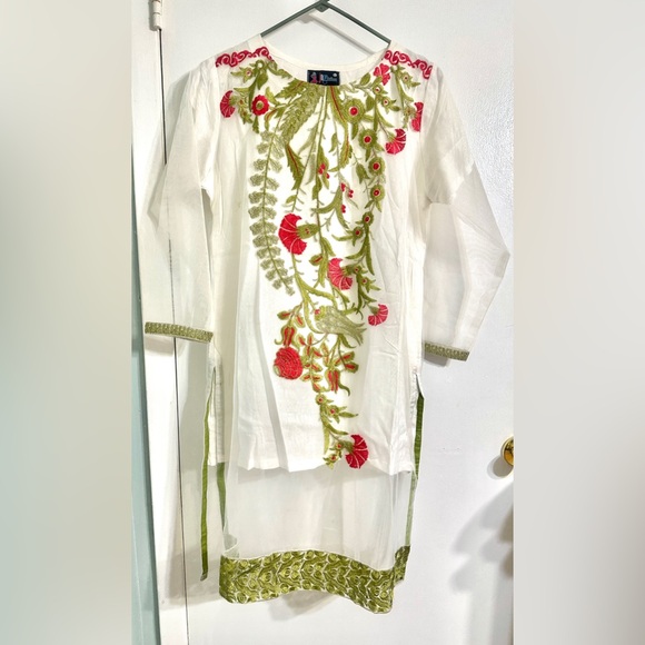 Embridered kurta - Picture 1 of 3